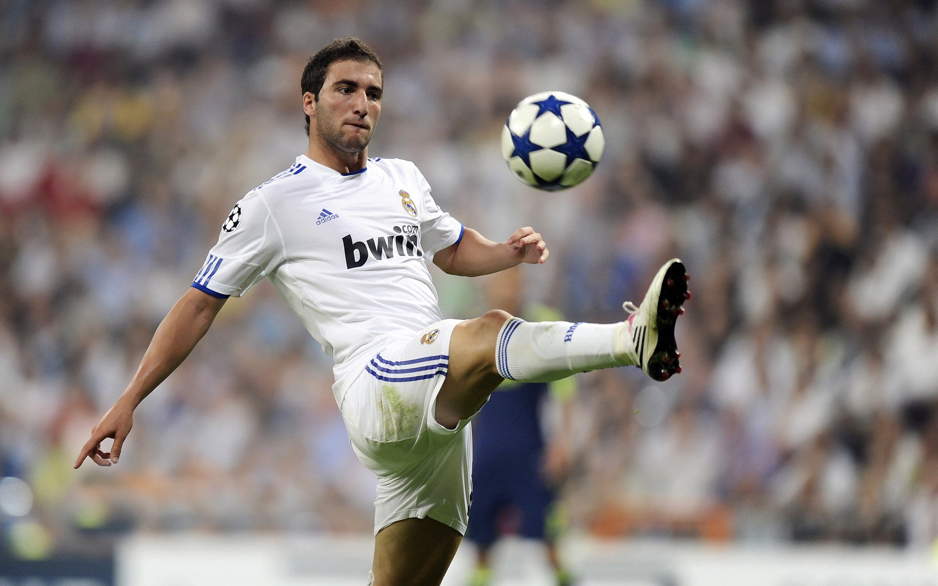 “胡利安·门德斯的脚法与配合，成就美洲狮队的未来发展”