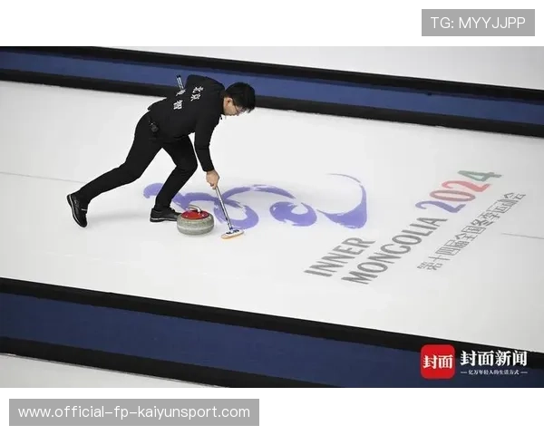 冰壶选手精准控制冰壶停在圆心